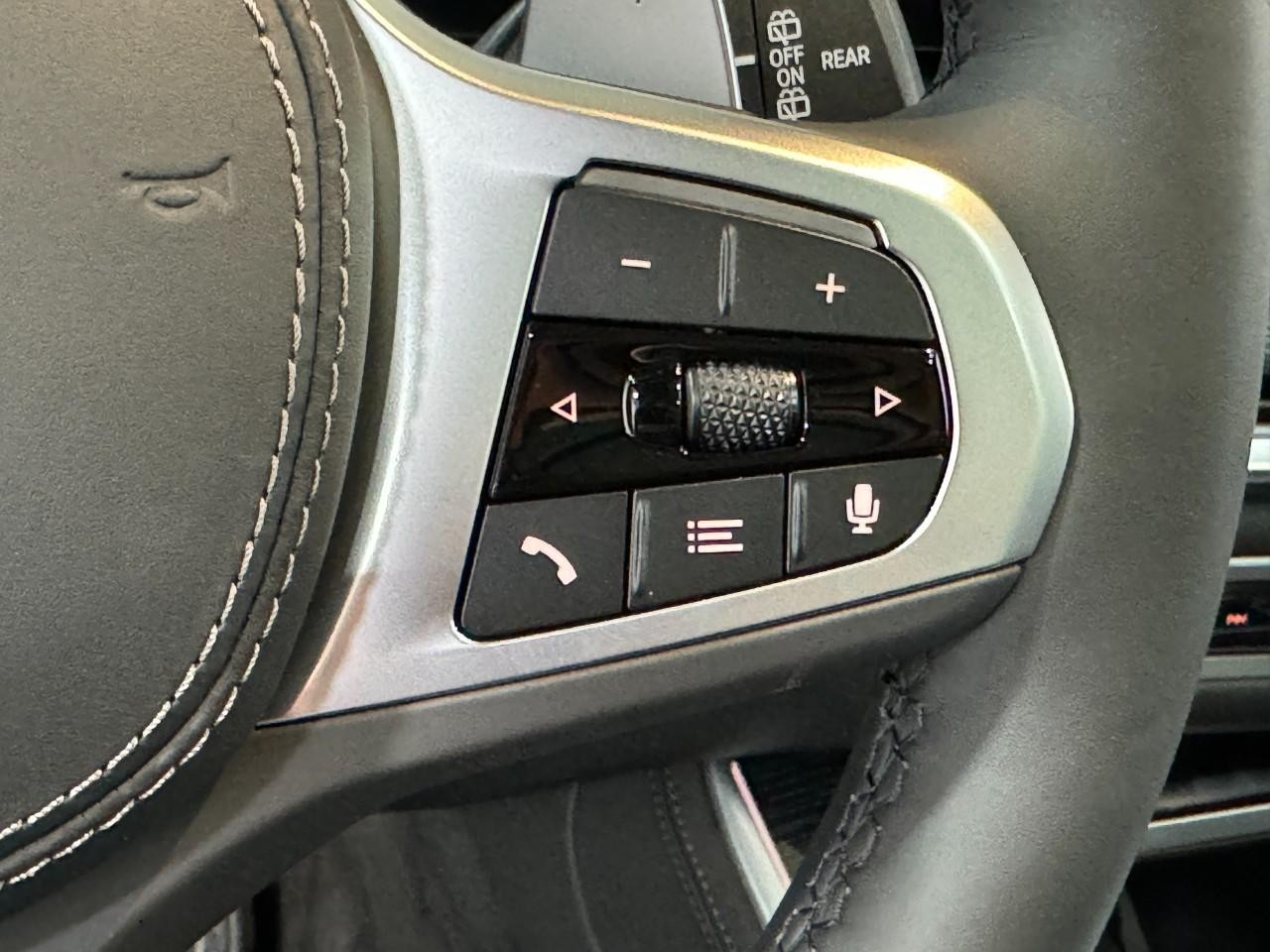 BMW X5 Vehicle Full-screen Gallery Image 32