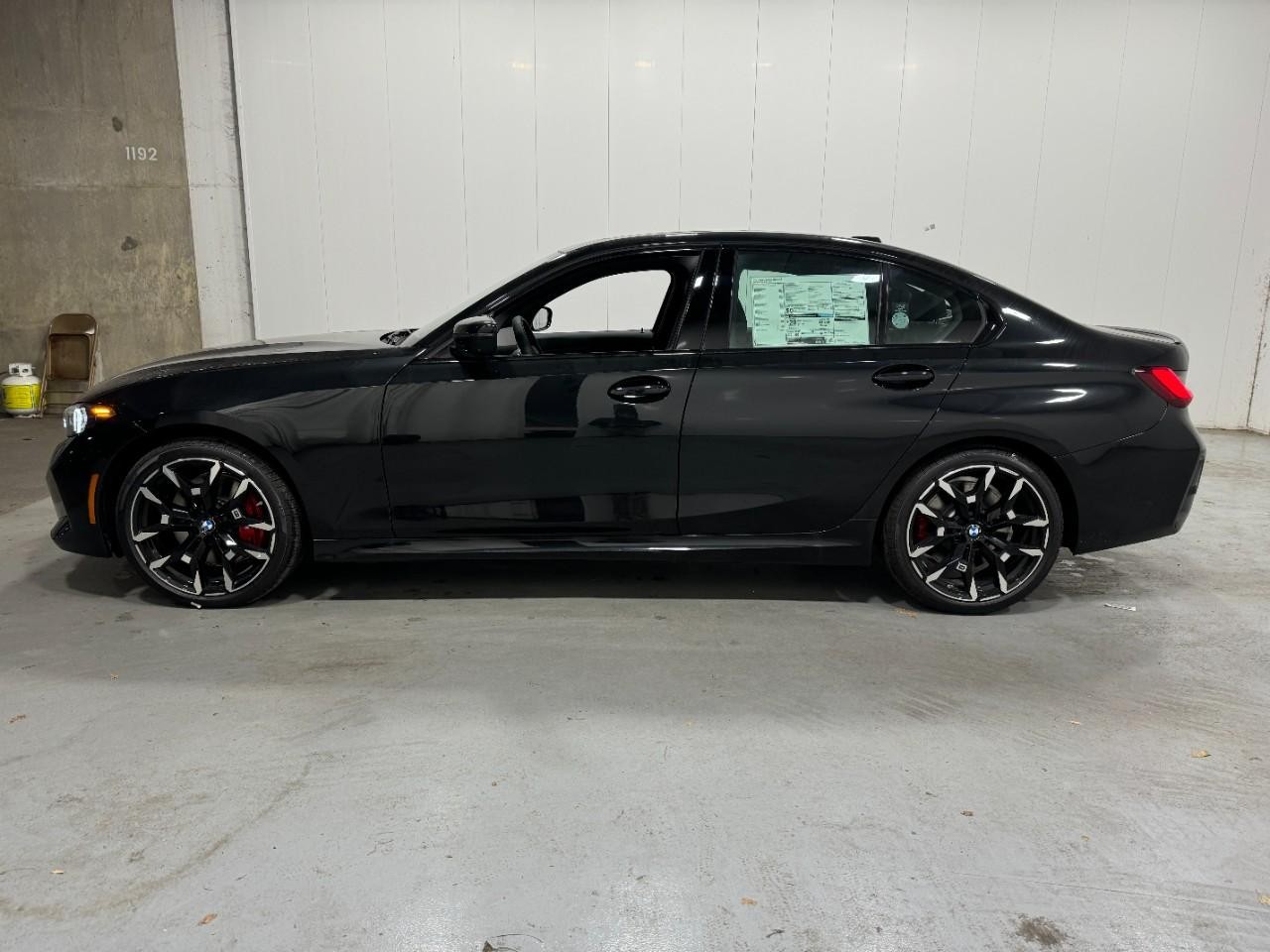 BMW 3 Series Vehicle Full-screen Gallery Image 2