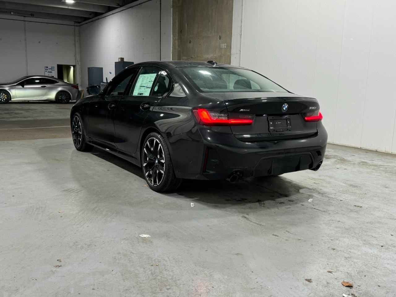 BMW 3 Series Vehicle Full-screen Gallery Image 3