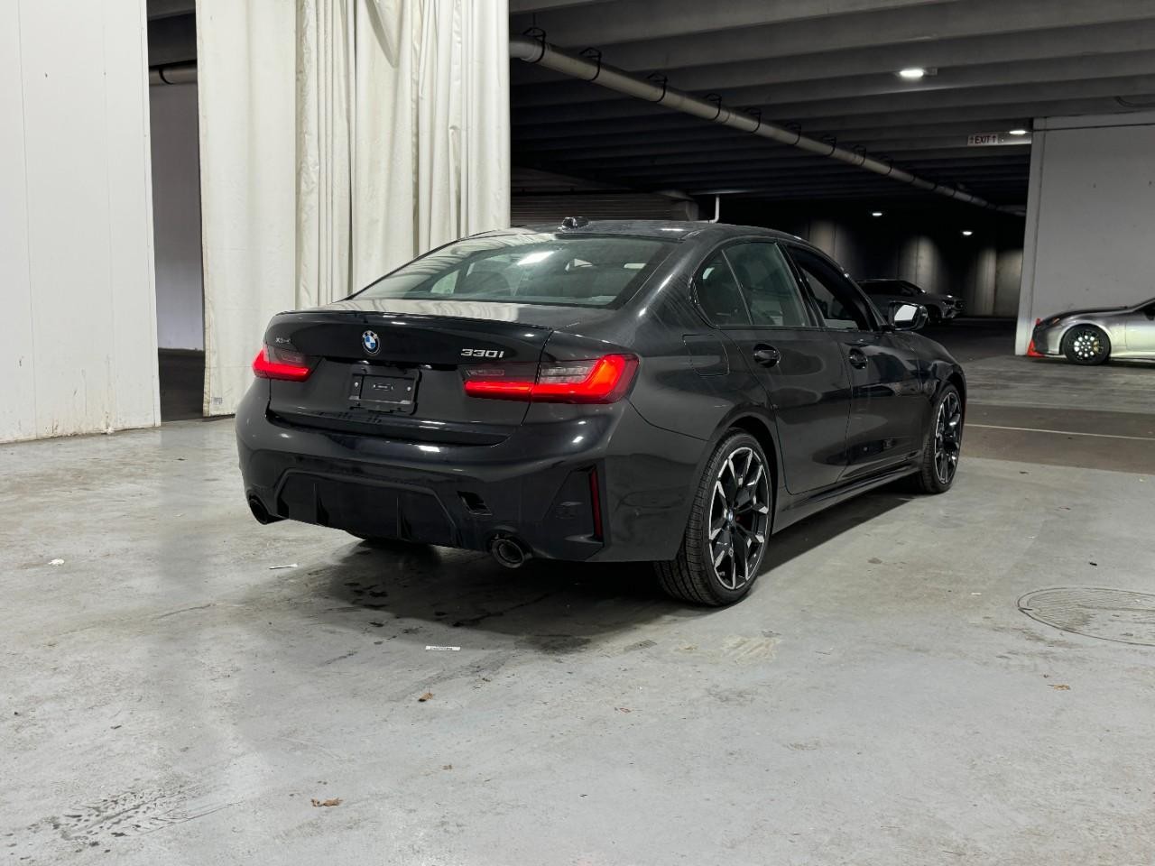 BMW 3 Series Vehicle Full-screen Gallery Image 4