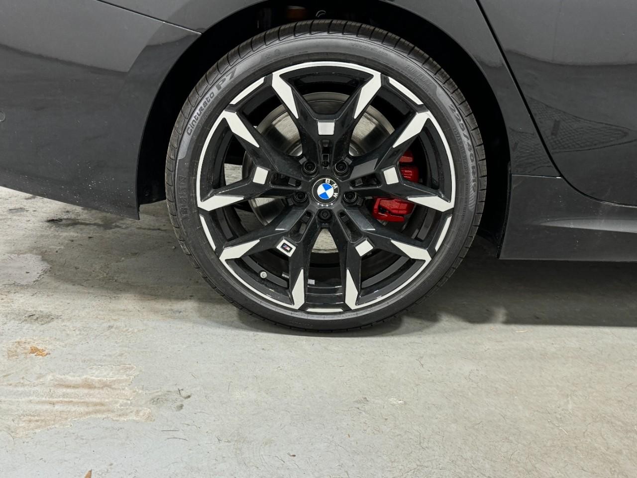 BMW 3 Series Vehicle Full-screen Gallery Image 5