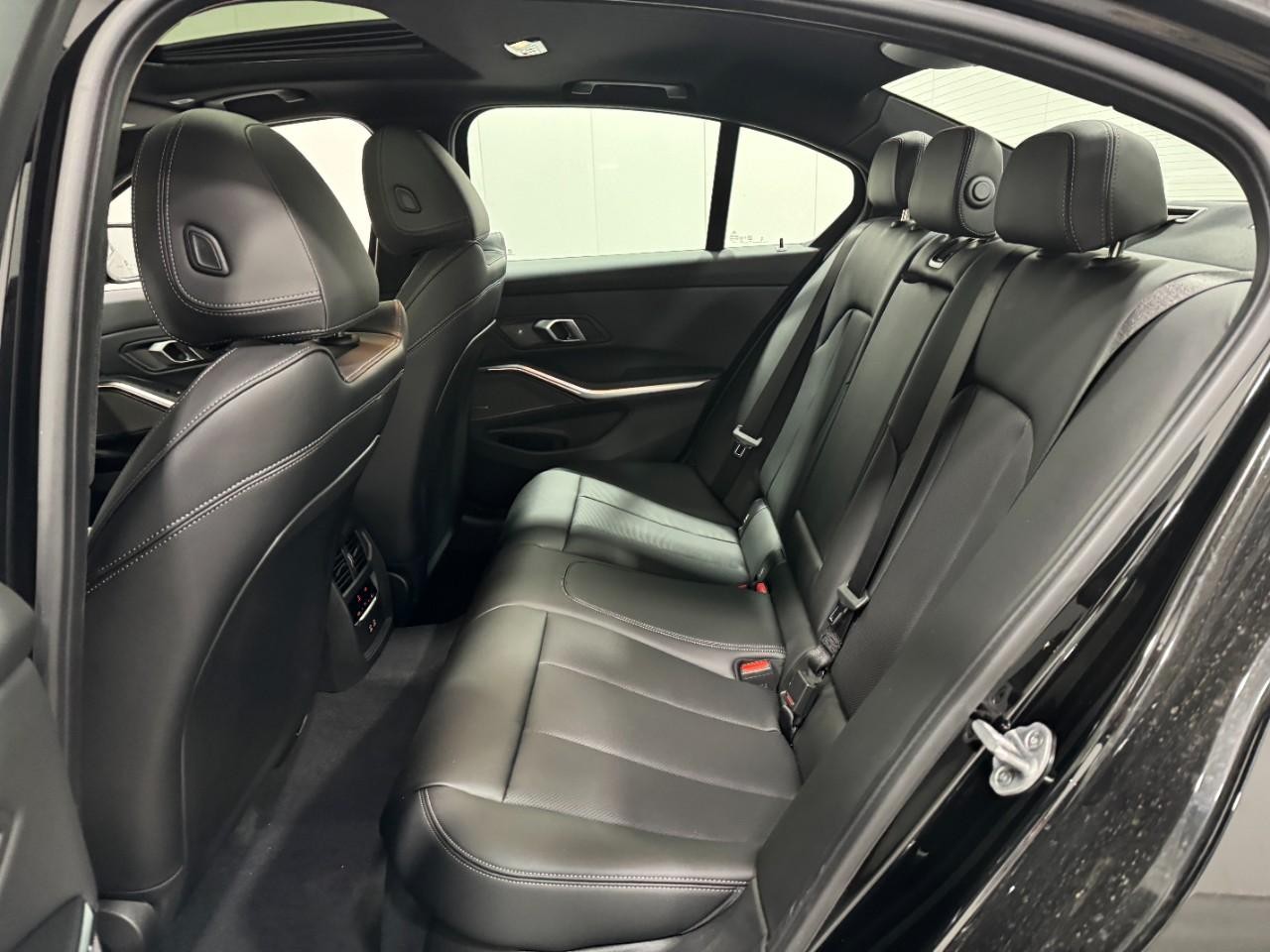 BMW 3 Series Vehicle Full-screen Gallery Image 8