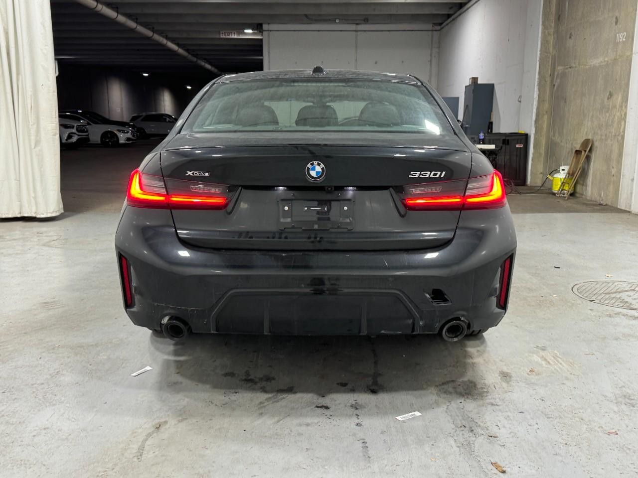 BMW 3 Series Vehicle Full-screen Gallery Image 9