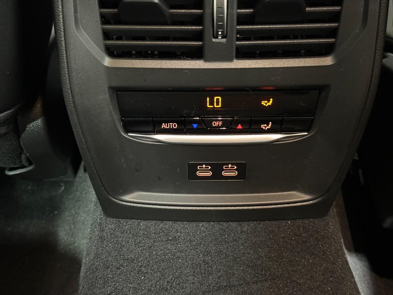 BMW 3 Series Vehicle Full-screen Gallery Image 11