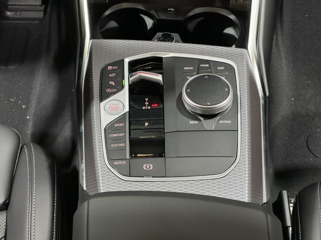 BMW 3 Series Vehicle Full-screen Gallery Image 16