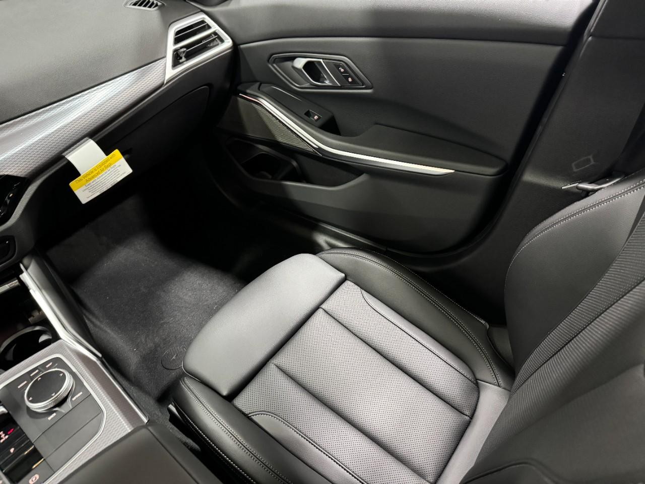 BMW 3 Series Vehicle Full-screen Gallery Image 17