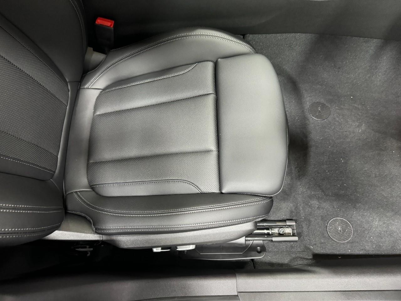 BMW 3 Series Vehicle Full-screen Gallery Image 19