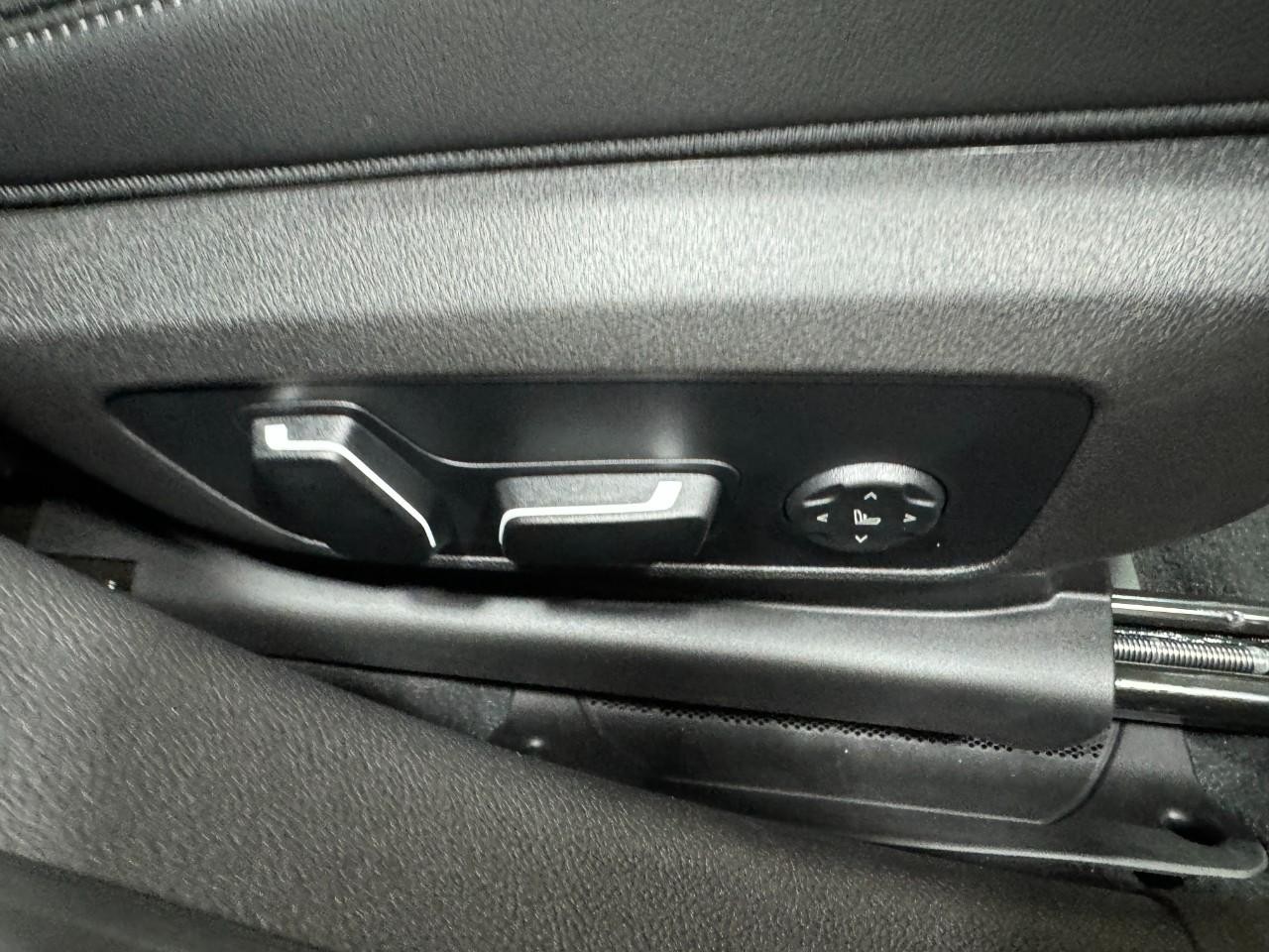 BMW 3 Series Vehicle Full-screen Gallery Image 20