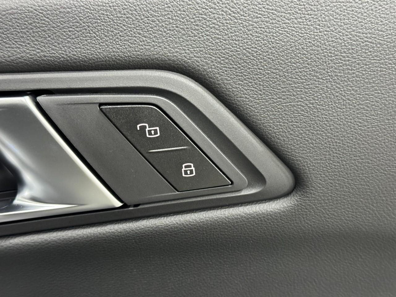 BMW 3 Series Vehicle Full-screen Gallery Image 21