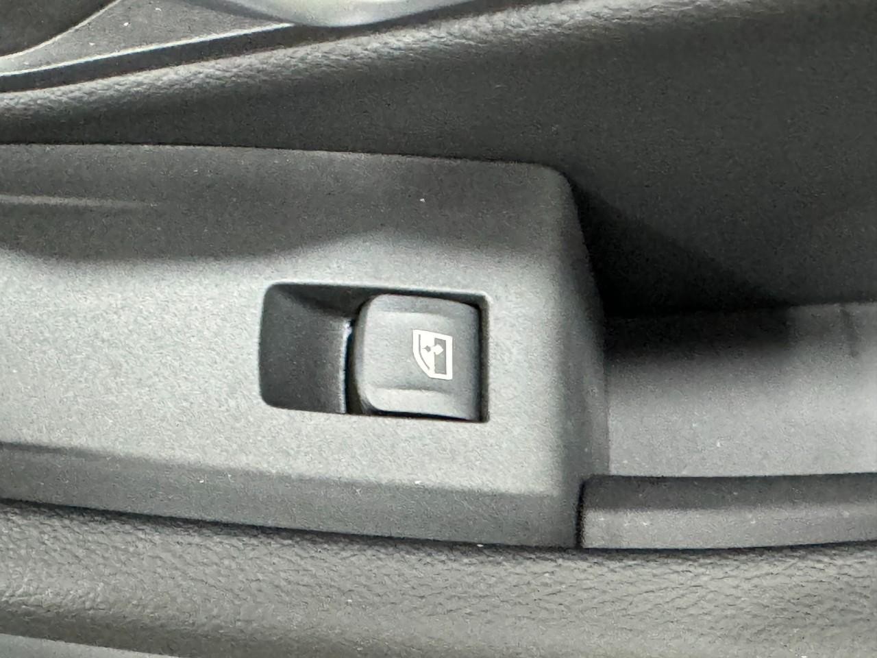 BMW 3 Series Vehicle Full-screen Gallery Image 22