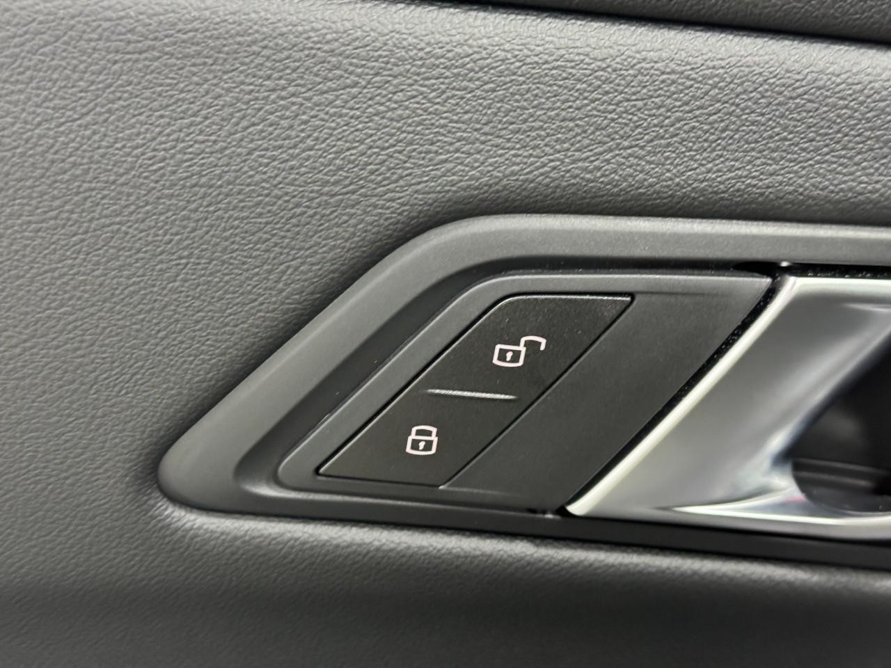 BMW 3 Series Vehicle Full-screen Gallery Image 23