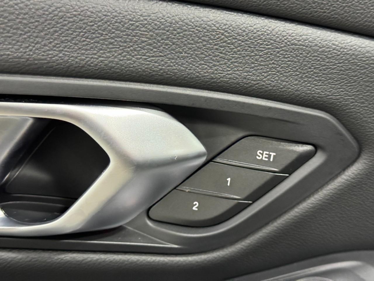 BMW 3 Series Vehicle Full-screen Gallery Image 24