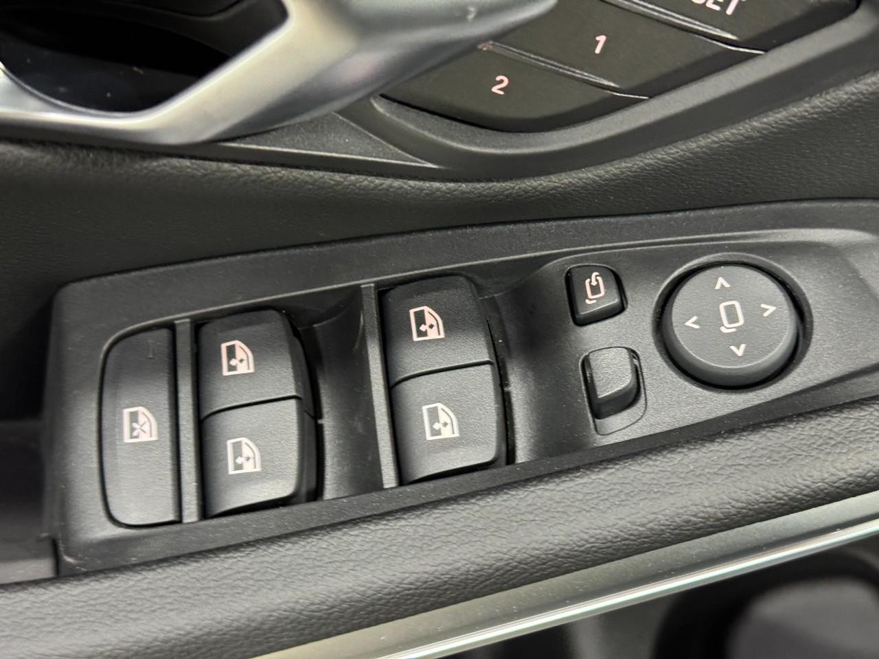 BMW 3 Series Vehicle Full-screen Gallery Image 25