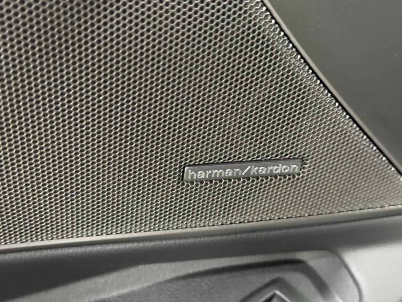 BMW 3 Series Vehicle Full-screen Gallery Image 26