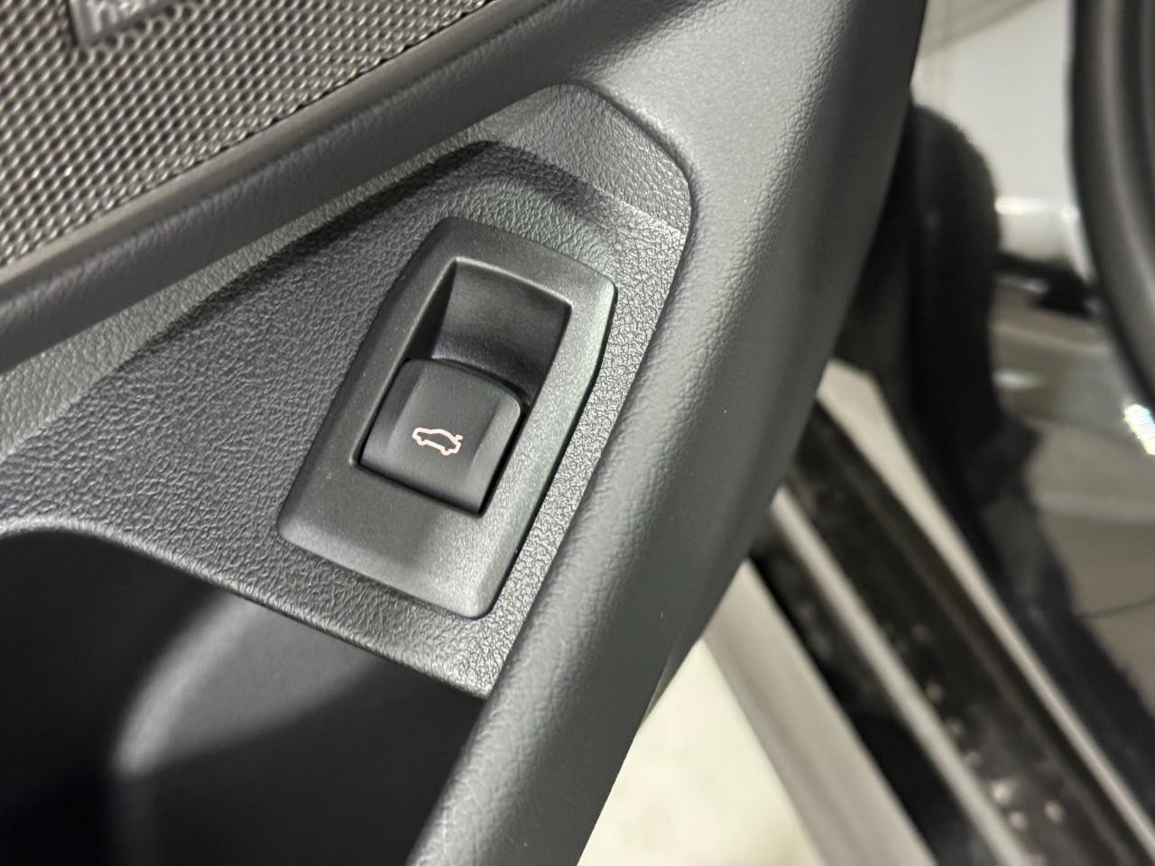 BMW 3 Series Vehicle Full-screen Gallery Image 27