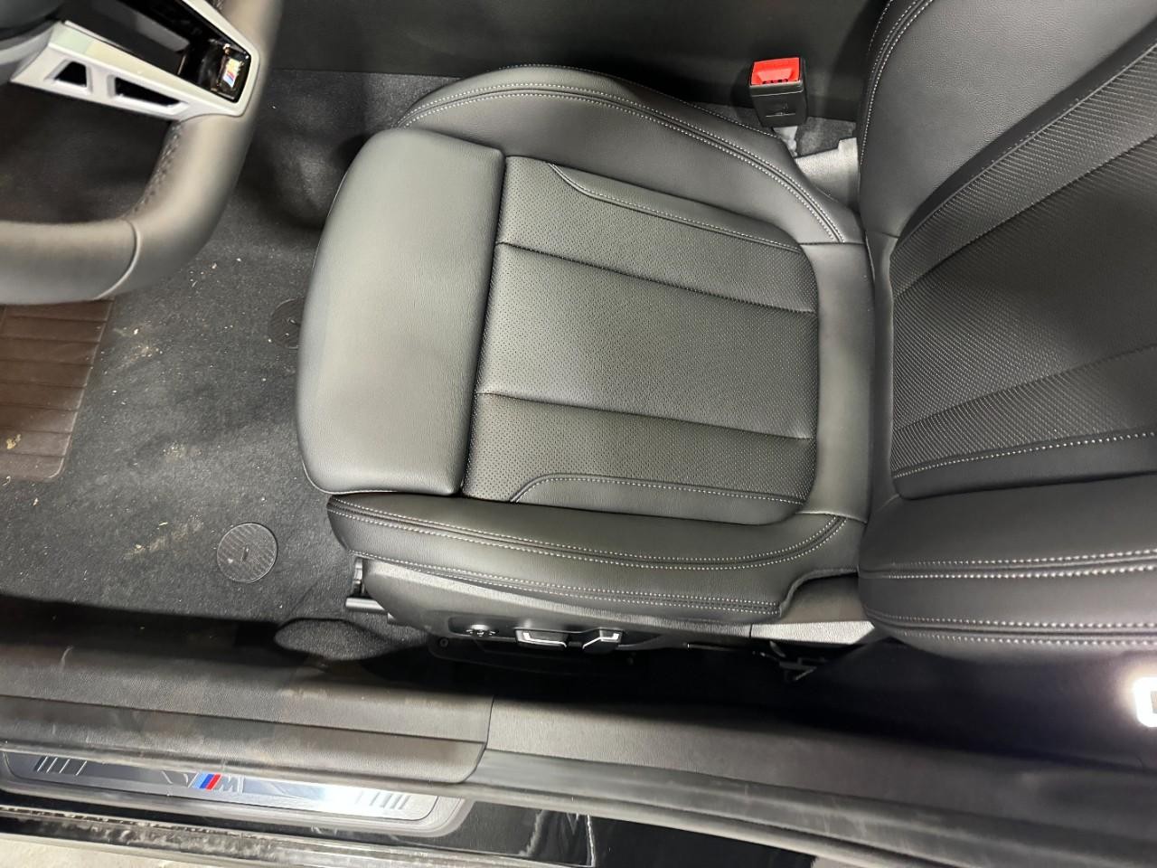 BMW 3 Series Vehicle Full-screen Gallery Image 29