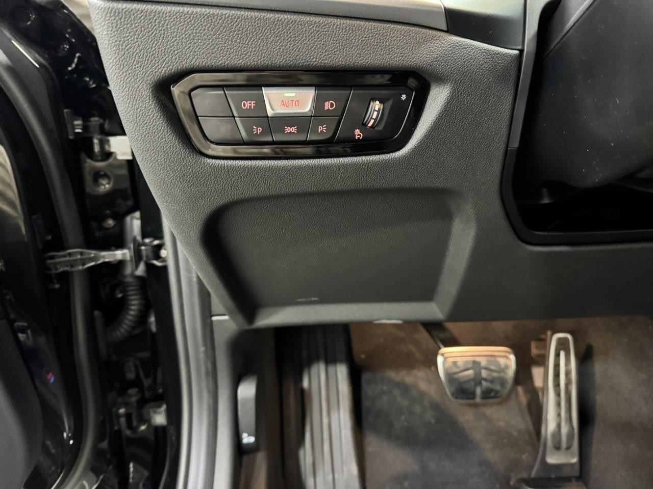 BMW 3 Series Vehicle Full-screen Gallery Image 31