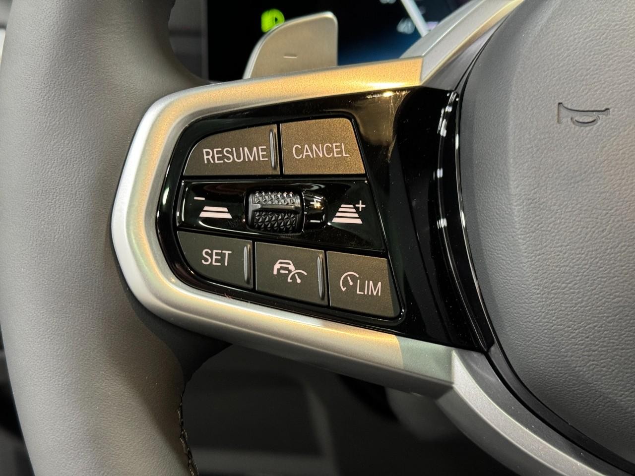 BMW 3 Series Vehicle Full-screen Gallery Image 32