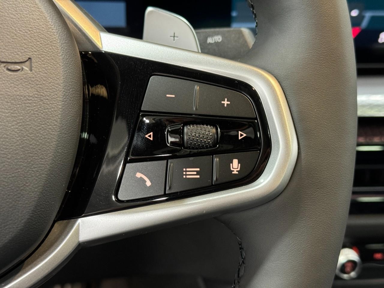 BMW 3 Series Vehicle Full-screen Gallery Image 33