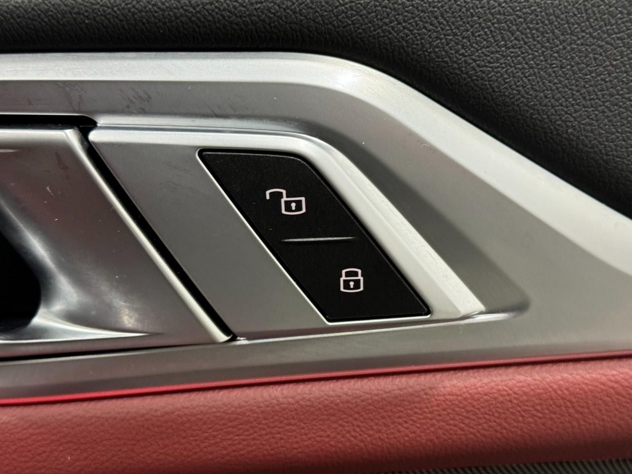 BMW 4 Series Vehicle Full-screen Gallery Image 22