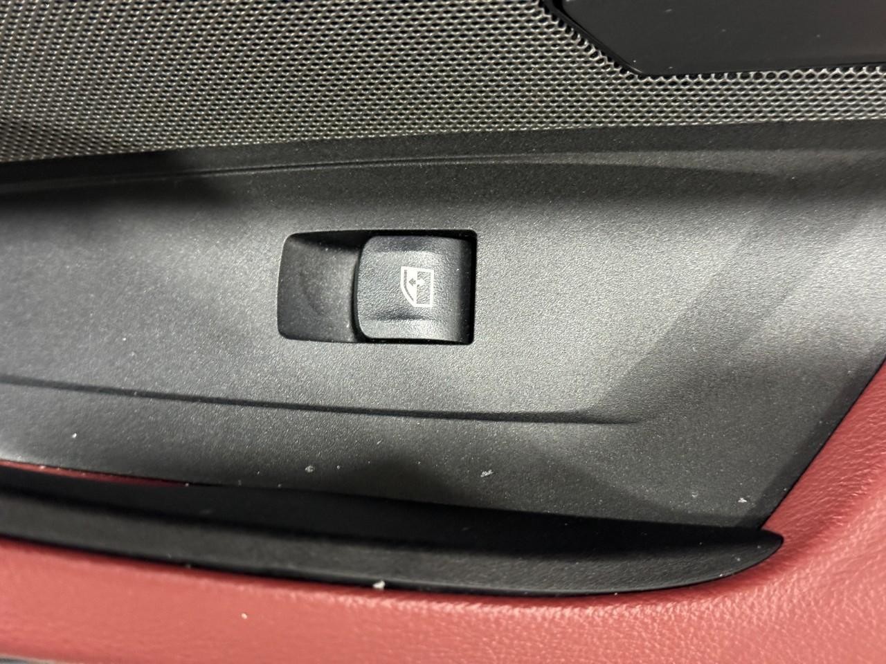 BMW 4 Series Vehicle Full-screen Gallery Image 23