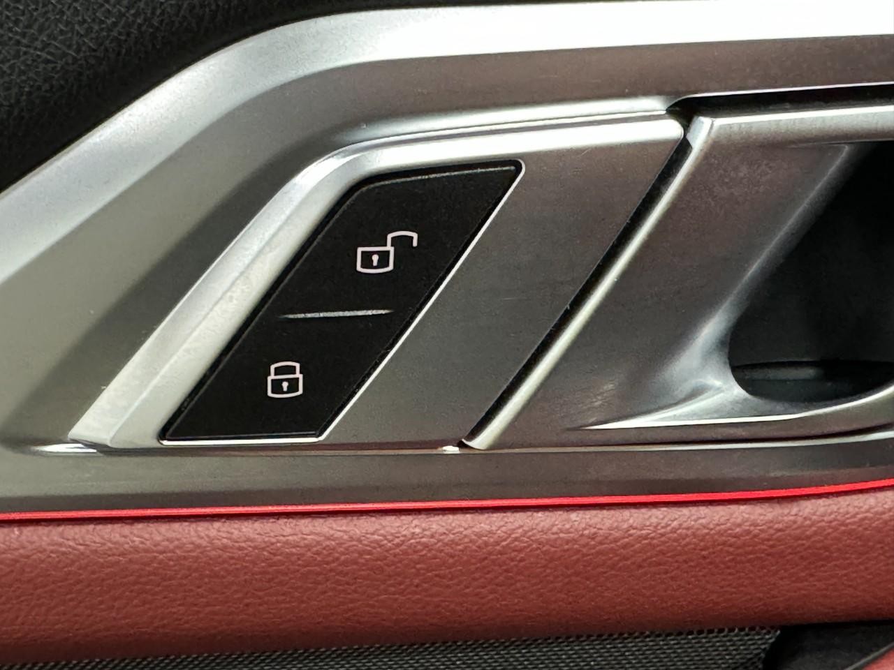 BMW 4 Series Vehicle Full-screen Gallery Image 25