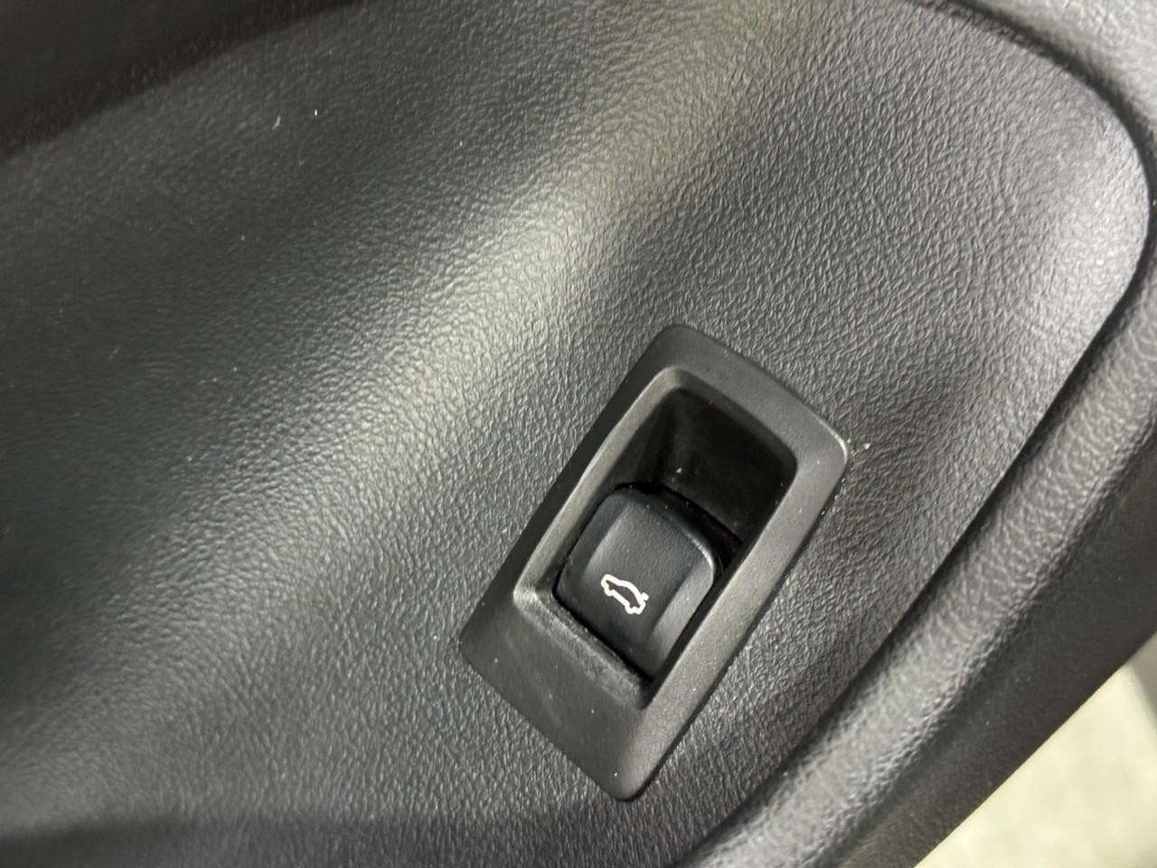 BMW 4 Series Vehicle Full-screen Gallery Image 28