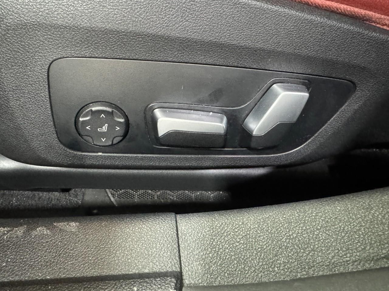 BMW 4 Series Vehicle Full-screen Gallery Image 31