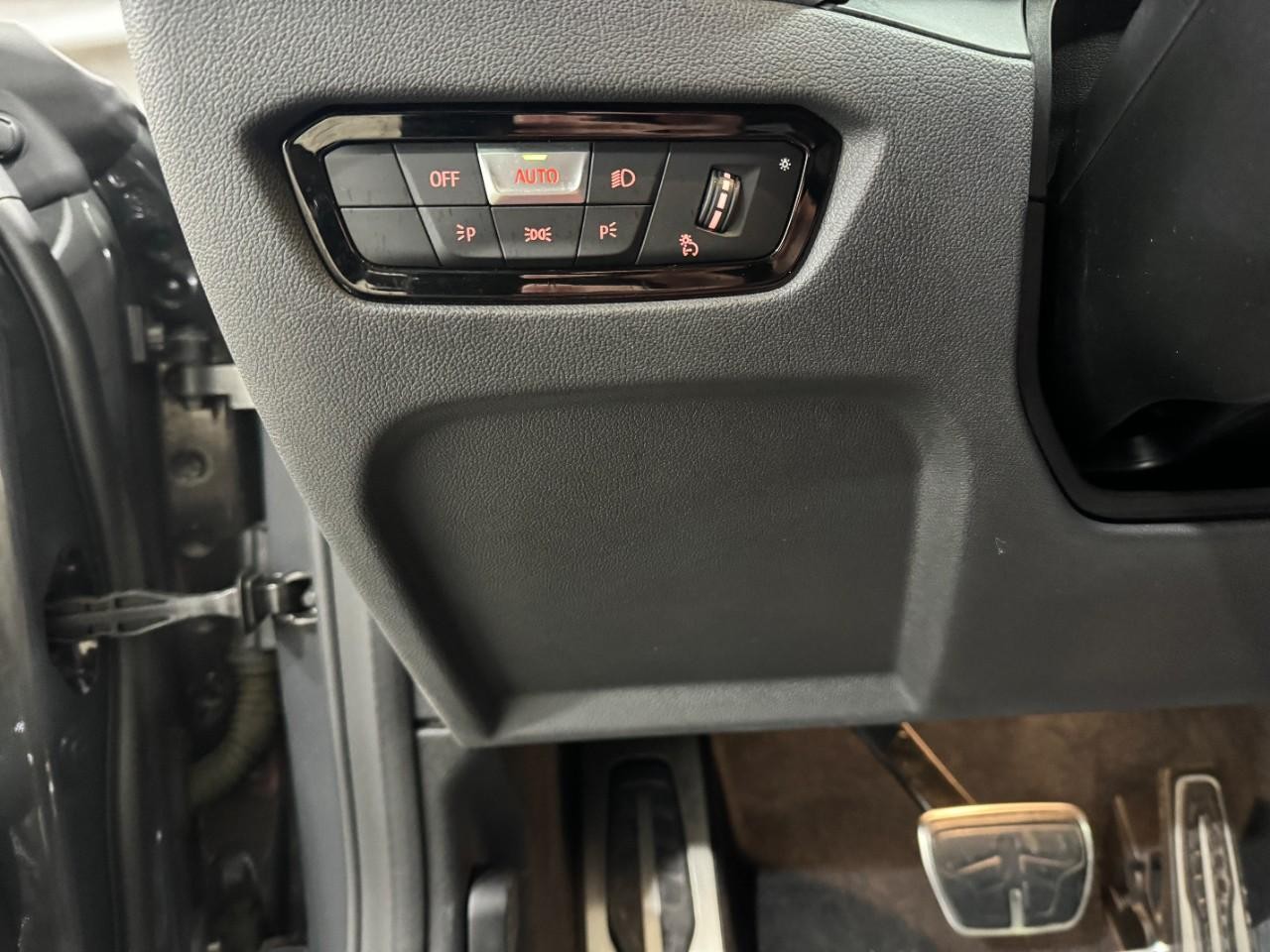 BMW 4 Series Vehicle Full-screen Gallery Image 32