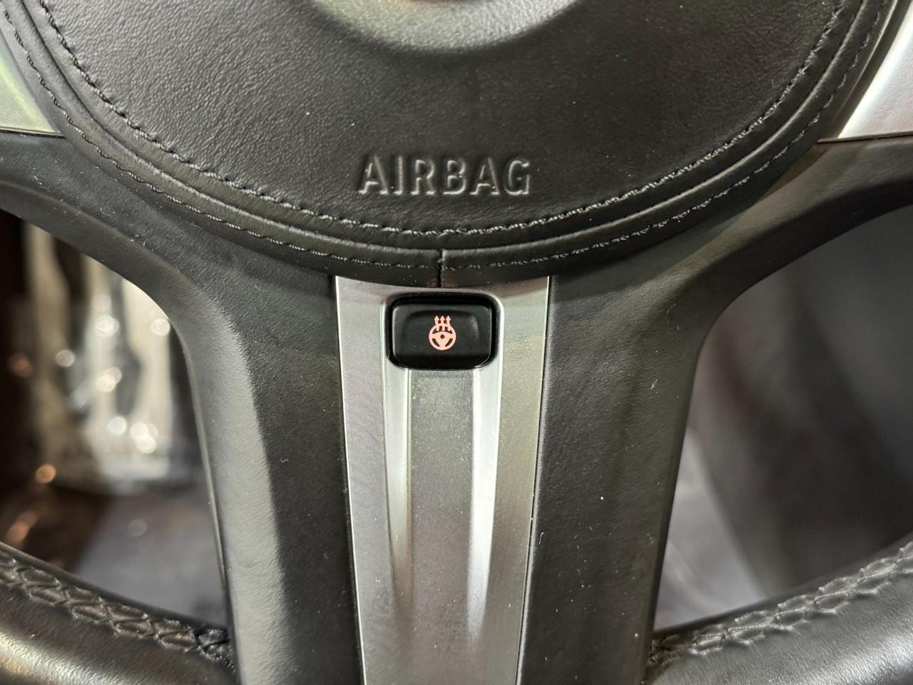 BMW 4 Series Vehicle Full-screen Gallery Image 35