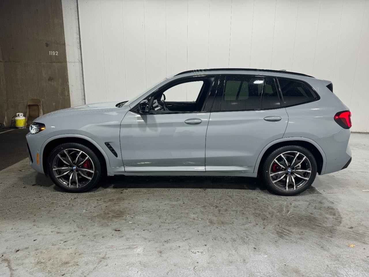 BMW X3 Vehicle Full-screen Gallery Image 2