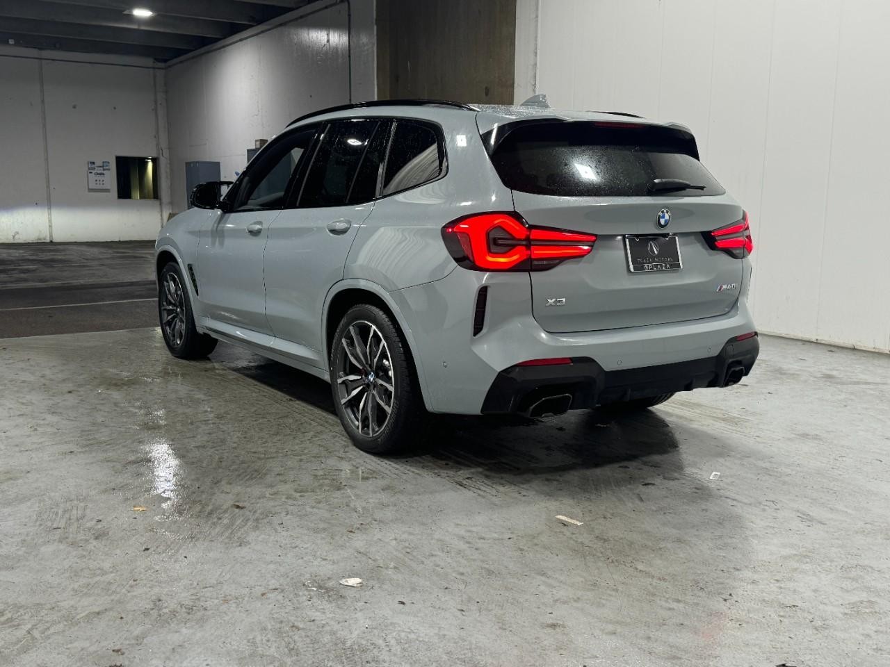 BMW X3 Vehicle Full-screen Gallery Image 3