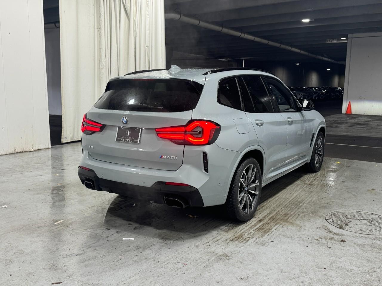 BMW X3 Vehicle Full-screen Gallery Image 4