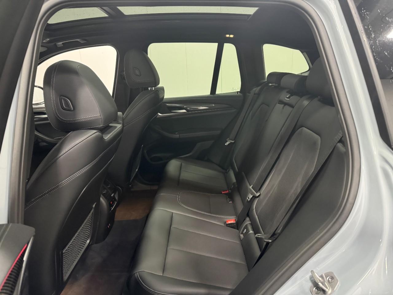 BMW X3 Vehicle Full-screen Gallery Image 8