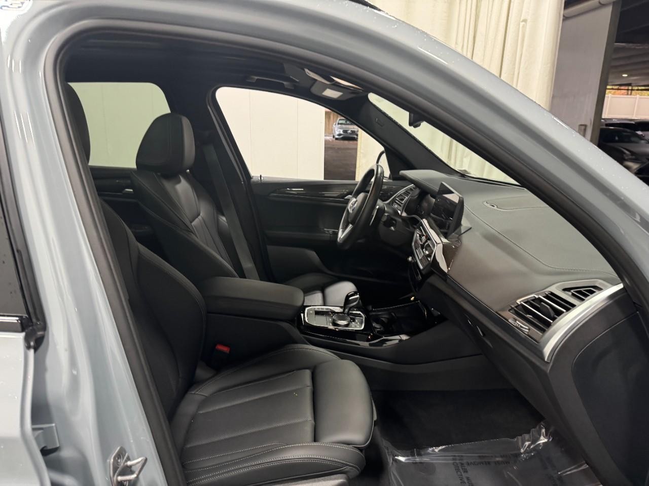 BMW X3 Vehicle Full-screen Gallery Image 19