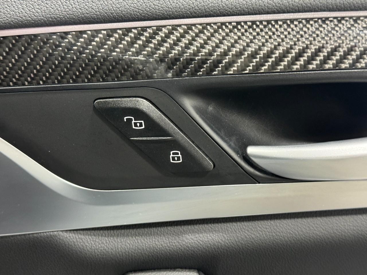 BMW X3 Vehicle Full-screen Gallery Image 22