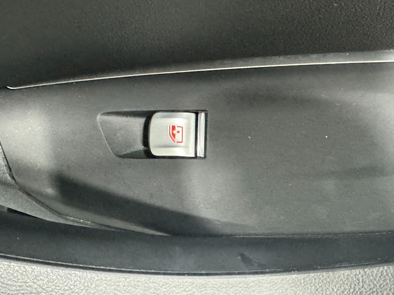 BMW X3 Vehicle Full-screen Gallery Image 23