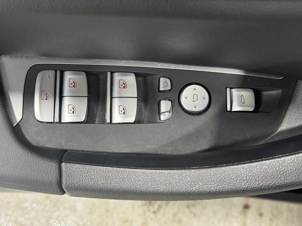 BMW X3 Vehicle Full-screen Gallery Image 26