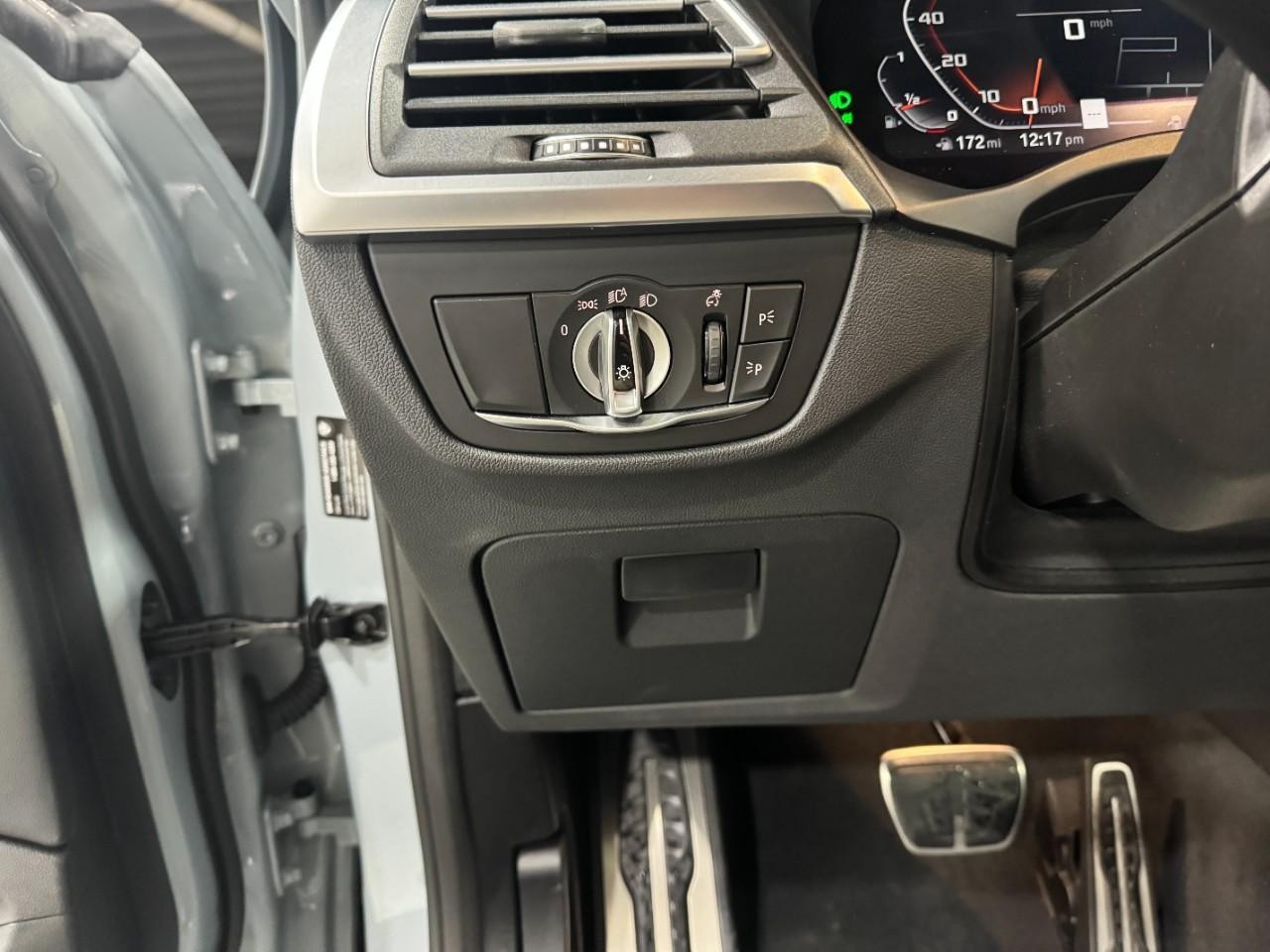 BMW X3 Vehicle Full-screen Gallery Image 30