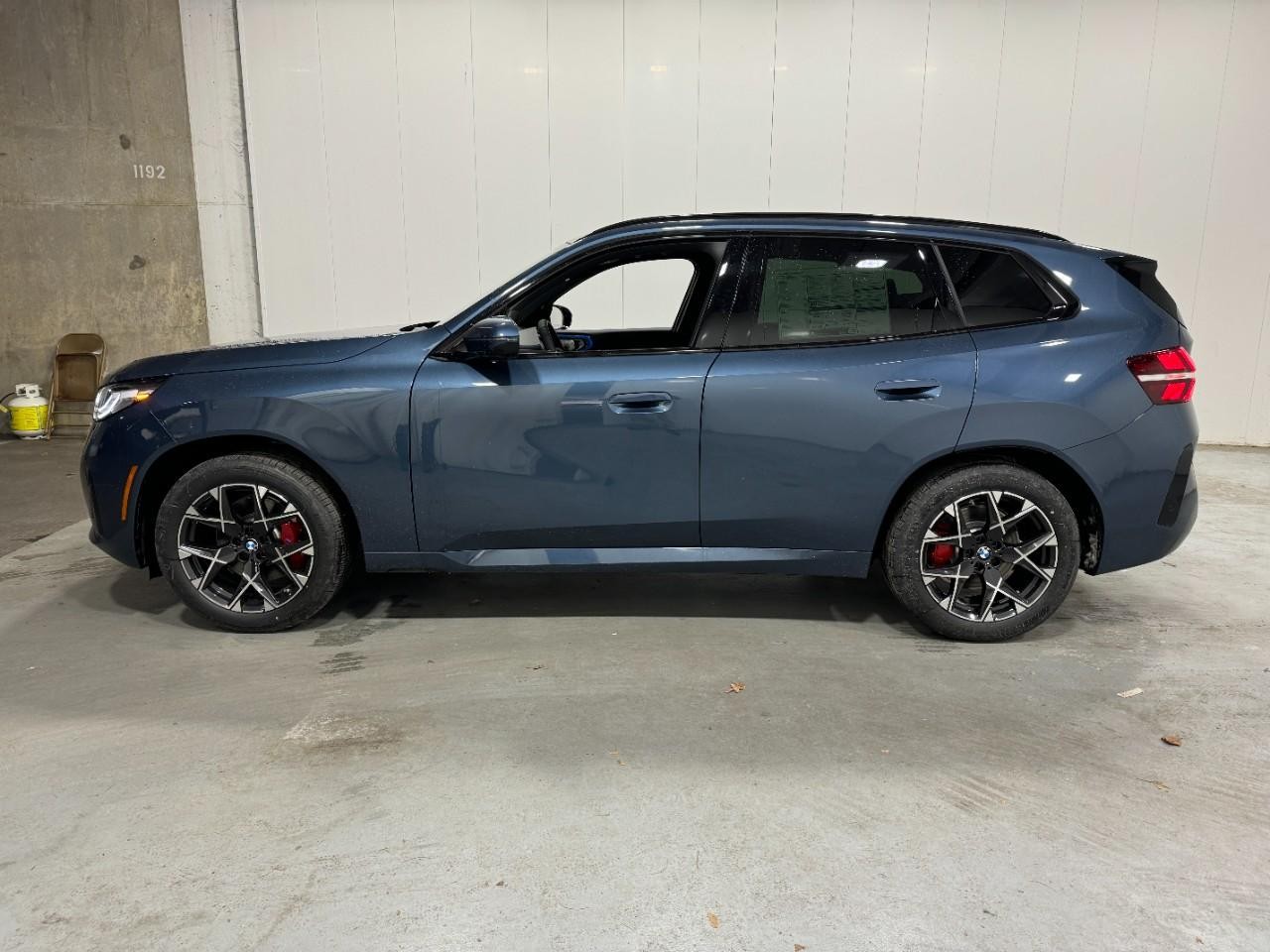 BMW X3 Vehicle Full-screen Gallery Image 2