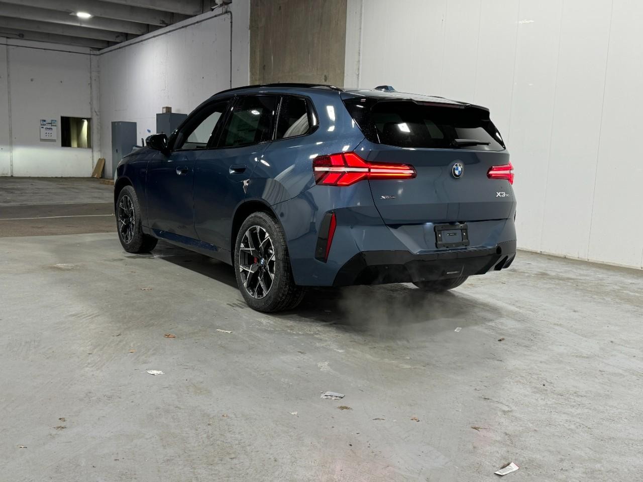 BMW X3 Vehicle Full-screen Gallery Image 3