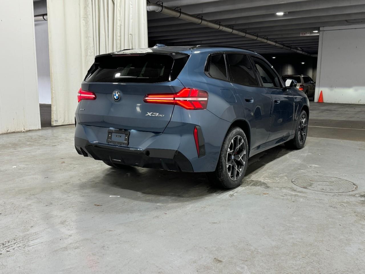 BMW X3 Vehicle Full-screen Gallery Image 4