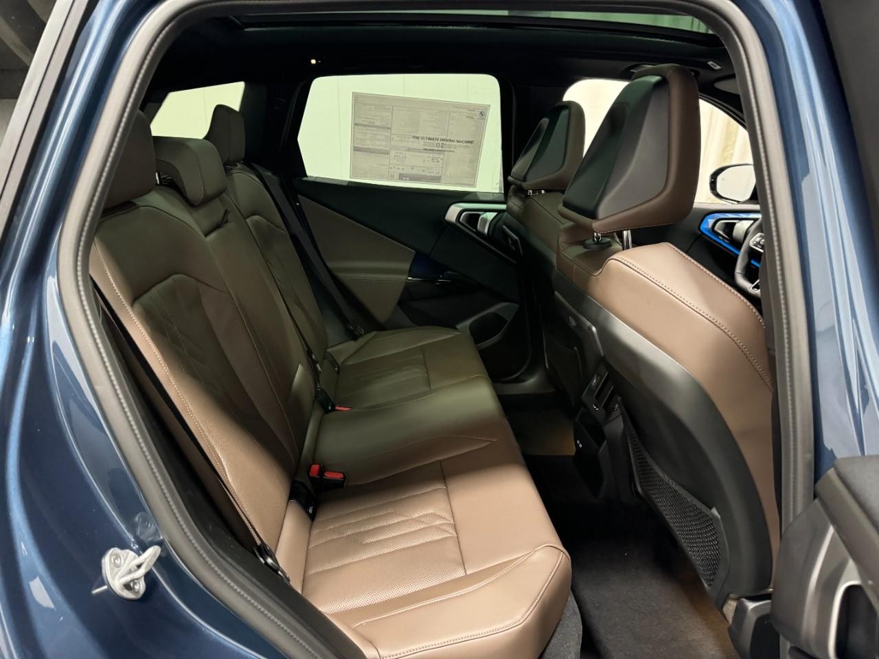 BMW X3 Vehicle Full-screen Gallery Image 10