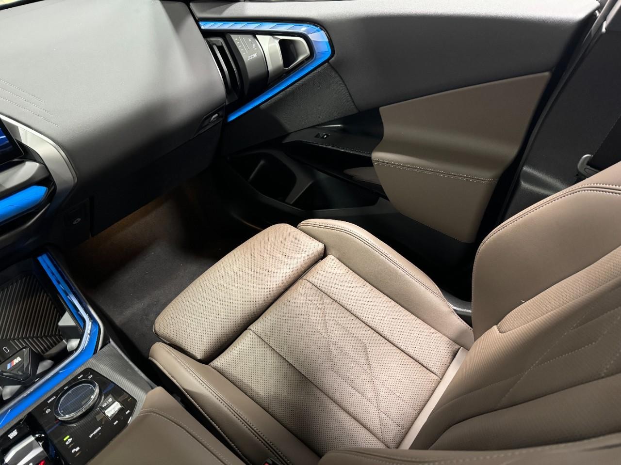 BMW X3 Vehicle Full-screen Gallery Image 16