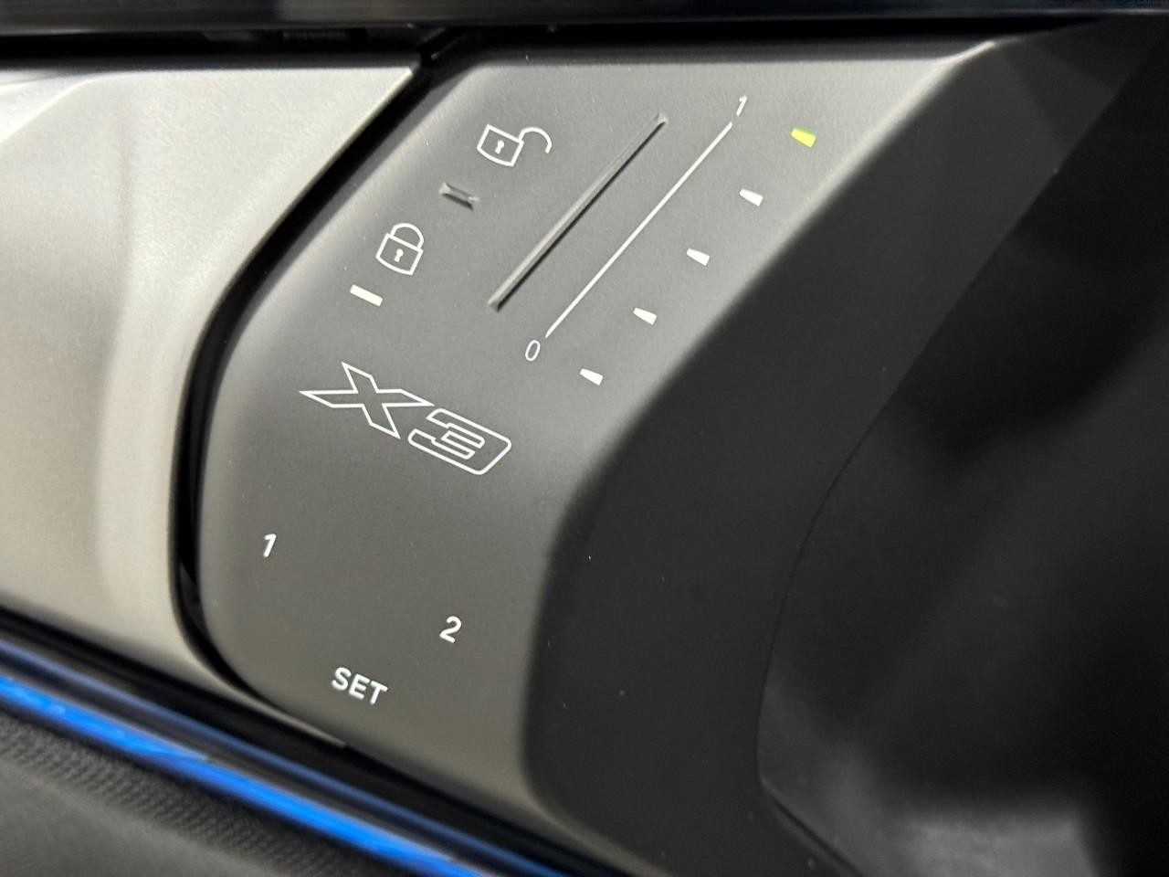 BMW X3 Vehicle Full-screen Gallery Image 22