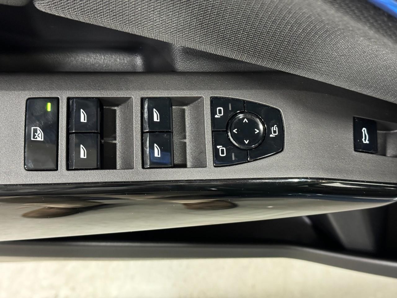 BMW X3 Vehicle Full-screen Gallery Image 23