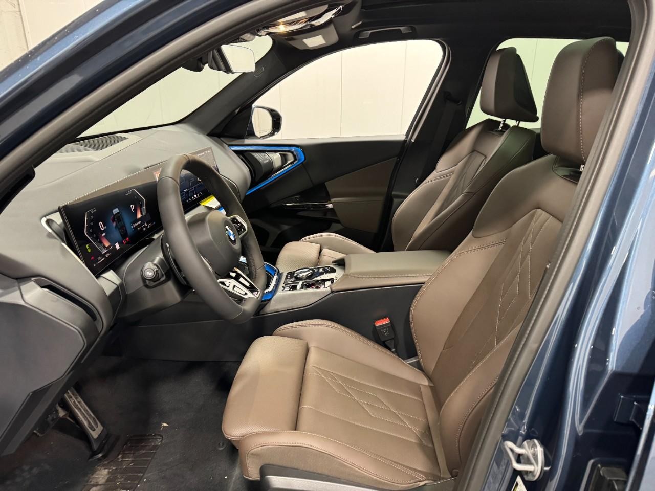 BMW X3 Vehicle Full-screen Gallery Image 24