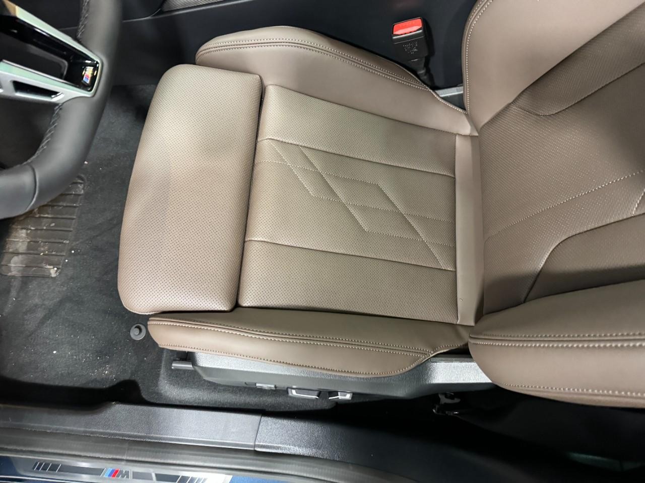 BMW X3 Vehicle Full-screen Gallery Image 25