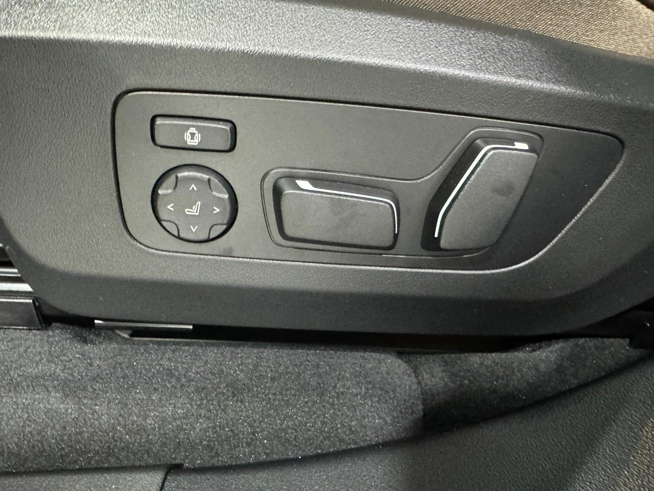 BMW X3 Vehicle Full-screen Gallery Image 26