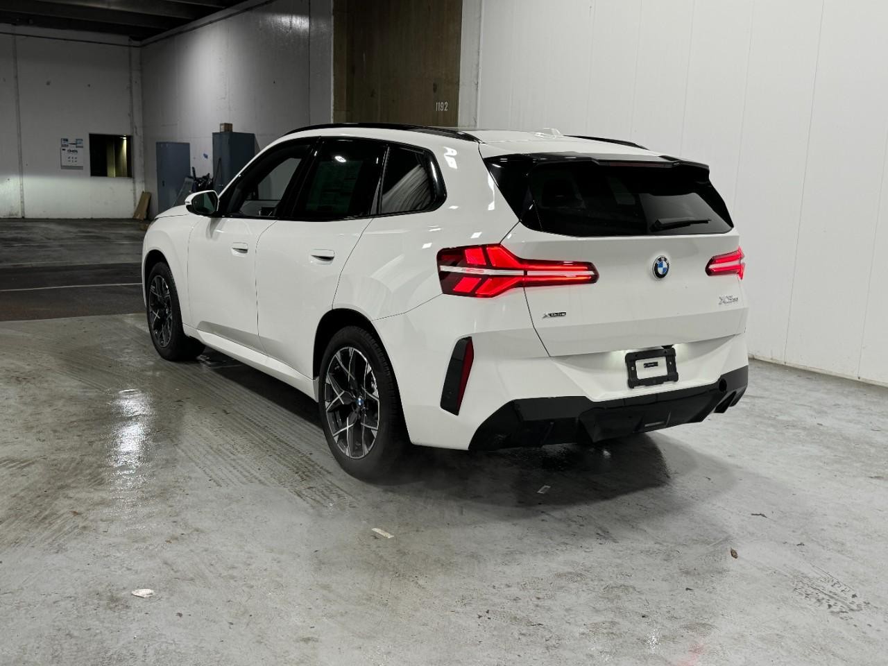 BMW X3 Vehicle Full-screen Gallery Image 3